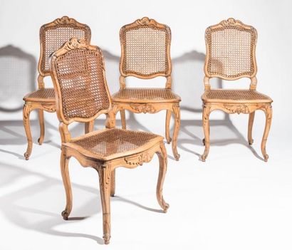 Suite de quatre chaises cannées en bois naturel...