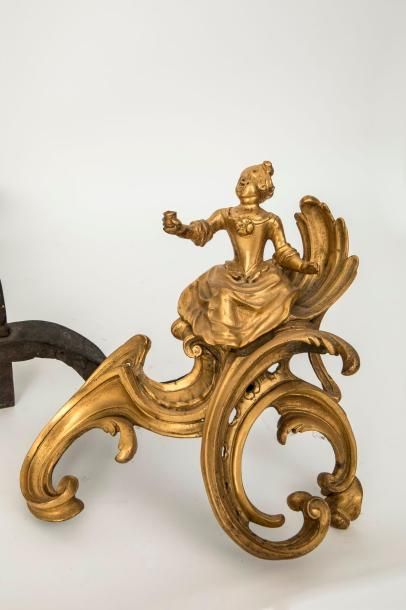 null Paire de chenêts en bronze ciselé, doré et ajouré en forme de Rocaille surmontée...