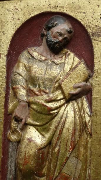 null Haut relief sculpté en bois doré provenant d’un retable représentant saint Pierre...