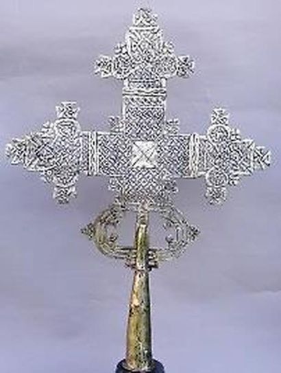 Importante croix de procession en métal argenté....