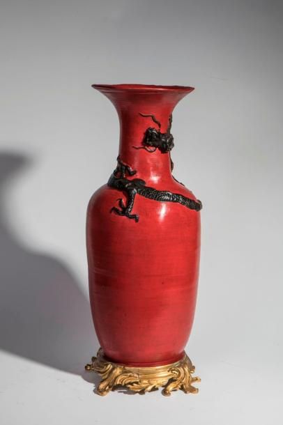 Vase en porcelaine à fond de laque rouge...