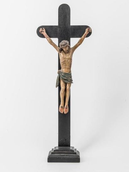 Christ en croix en bois polychrome, périzonium...