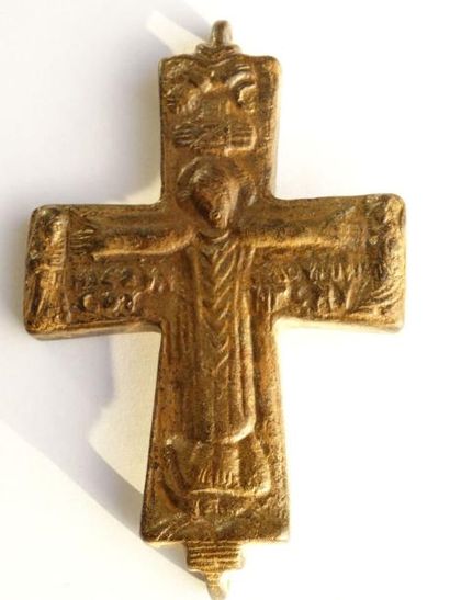 Croix en bronze à belle patine brune: représentation...