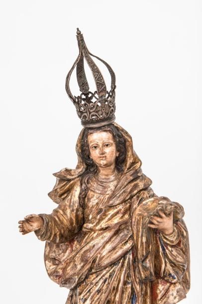 null STATUETTE en bois sculpté doré et polychromé représentant la Vierge debout sur...