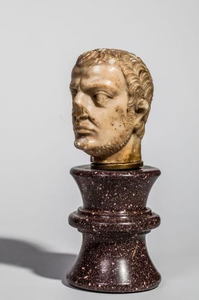 null Tête d'empereur romain sculptée en marbre blanc peut être Maximilien sur piédouche...
