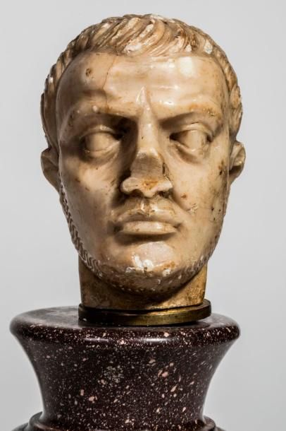 null Tête d'empereur romain sculptée en marbre blanc peut être Maximilien sur piédouche...