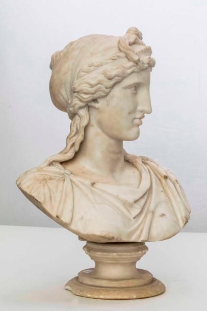 null Artiste grec - Buste de femme drapée en marbre blanc sculpté - Signée sous le...