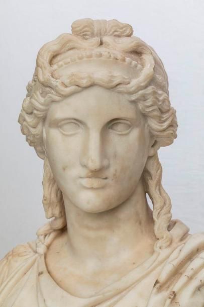 null Artiste grec - Buste de femme drapée en marbre blanc sculpté - Signée sous le...