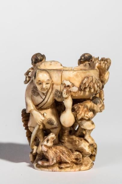 null Petit OKIMONO formant sellette en ivoire sculpté piètement à décor de trois...