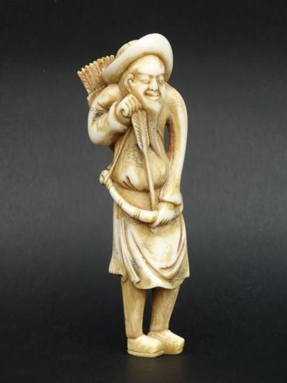 null Netsuké en ivoire représentant un archer chinois -JAPON - XIXème siècle - Ht. :...