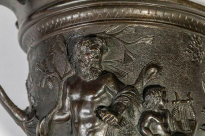 null Coupe à deux anses en bronze à patine sombre sculptée d'un centaure et d'une...