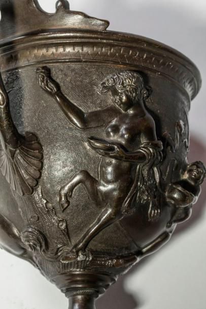 null Coupe à deux anses en bronze à patine sombre sculptée d'un centaure et d'une...