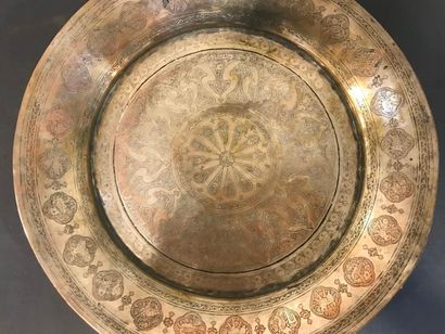 null Attribué à SHUDAN - AFGHANISTAN - 1550-1620. Plat creux ovale en dinanderie...