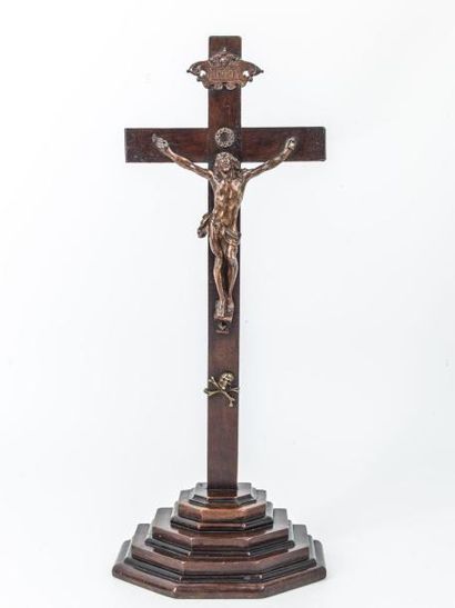 null Christ en bronze sur sa croix en chêne - Epoque 1900 - Hauteur: 51,5 cm.