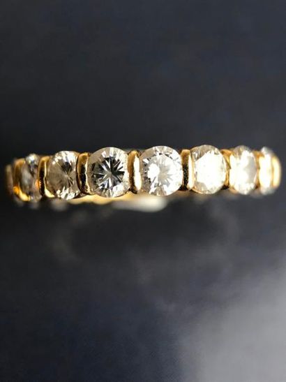 null Alliance en or jaune ornée de 18 diamants blancs pour 1,8 cts environ - doigt...