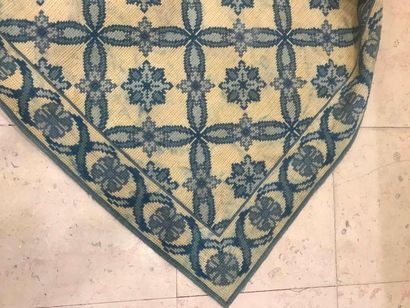 null Ancien tapis en laine au point à décors d'entrelacs bleux sur fond crème - XIXème...