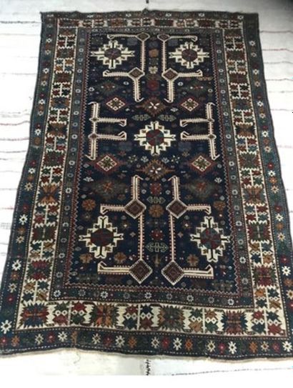 null TAPIS Kouba Karagachli - Vers 1870 - 194 x 128 cm -en laine. Quelques oxydations...