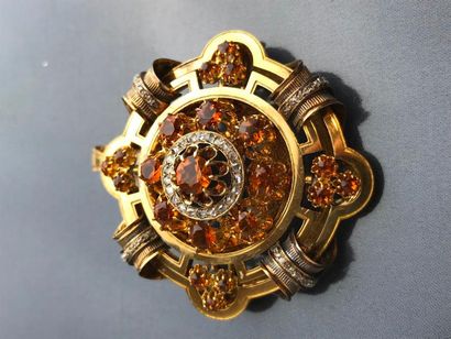 null Broche en or ajouré ornée de citrines et petits brillants. Vers 1900. PB: 26,9...