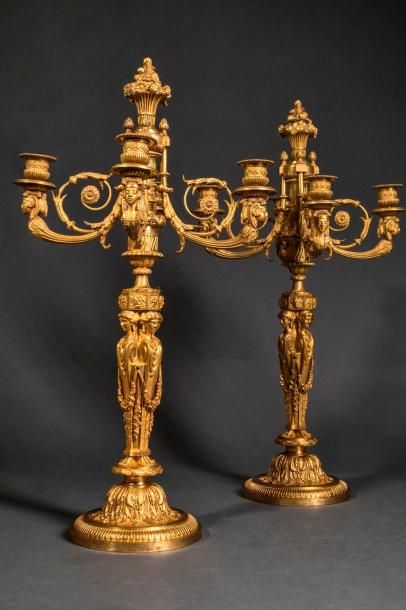 null Paire de candélabres en bronze doré d'après un modèle de Gouthière. Style Louis...