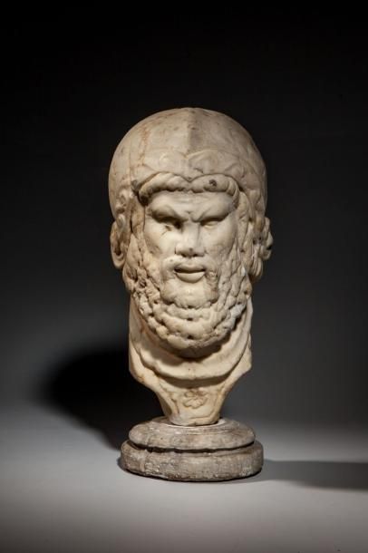 null Tête de guerrier en marbre de Paros, ROME, IIème siècle après J.C. - Haut. :...