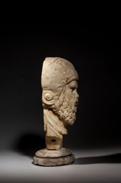 null Tête de guerrier en marbre de Paros, ROME, IIème siècle après J.C. - Haut. :...