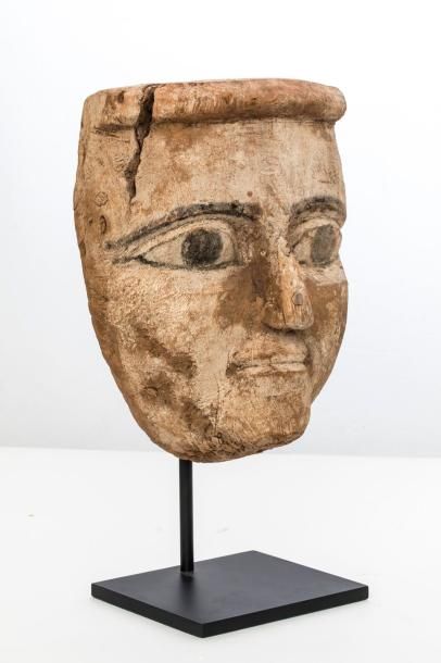 null Masque. Était emboîté dans le couvercle du sarcophage. Bois sculpté. Yeux signifiés...