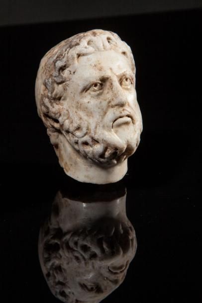 null Tête d'homme barbu en marbre patiné dans la tradition de l'époque romaine. Haut....