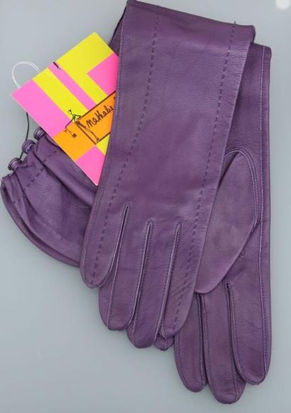 null Nathalie GARCON; Paire de gants longs en agneau couleur violet, modèle Mando,...