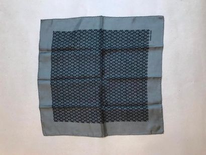 null HERMES pochette en soie motifs géométriques noirs sur fond gris 42x43 (Tâch...