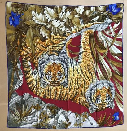 null FERRAGAMO carré en mousseline de soie motifs tigres stylisés fleurs et décors...