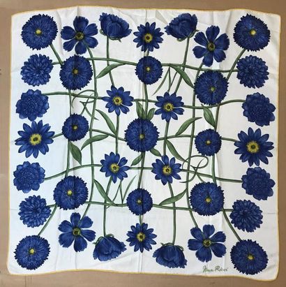 null NINA RICCI carré en soie motifs fleurs bleues sur fond beige 87x84 (Tâches)