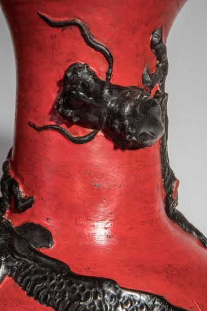 null Vase en porcelaine à fond de laque rouge orné d'un dragon noir en relief à monture...