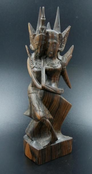 null Deux statuettes en bois naturel représentant des déeses et dieux indonésiens...
