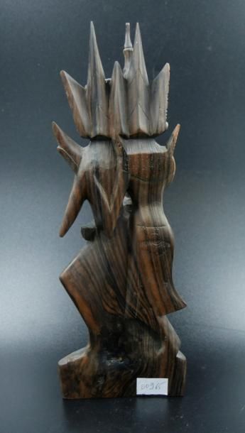 null Deux statuettes en bois naturel représentant des déeses et dieux indonésiens...