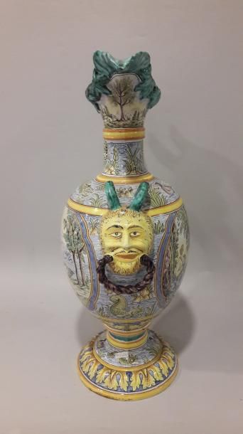 null Grande aiguière en faience dans le goût de la majolique italienne - NEVERS ou...