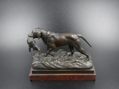 null Prosper LECOURTIER (1851-1924) - Chien ramenant un lapin - Bronze à patine brune...