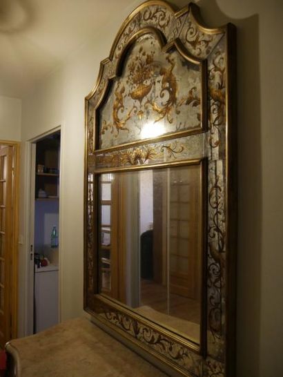 null Important miroir en verre églomisé à décors de Satyres, arabesques, oiseaux...
