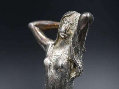 null Julien CAUSSE (1869-1909) - la danseuse - Bronze argenté - Signée sur la terrasse...