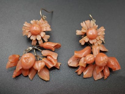 null Pendants d'oreilles fleurs de corail monture en or 9k (385%) - XIXème siècle...