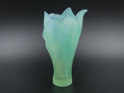 null DAUM France, Vase en forme de crocus en pâte de cristal bullée bleu-vert, signé...