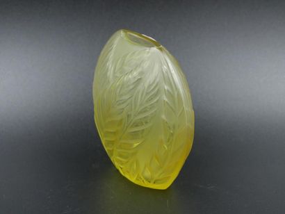null LALIQUE France, Vase gourde à panse aplatie en pâte de cristal jaune à décor...