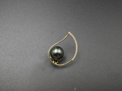 null Pendentif en or jaune en forme de goutte orné d'une perle de Tahiti noire diamètre...