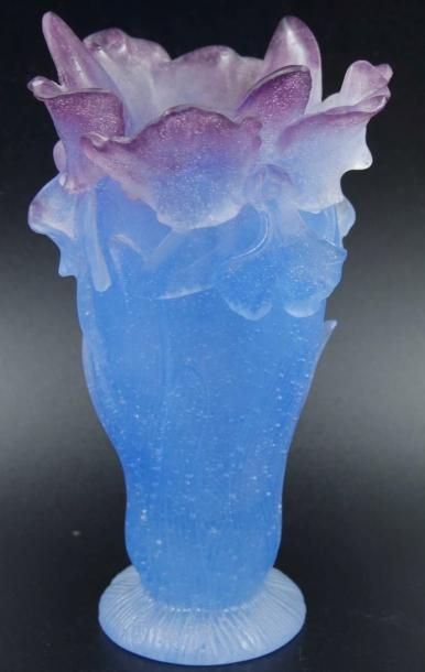 null DAUM France, Vase en pâte de cristal bleu à décor moulé d'iris violets, signé....