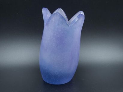 null DAUM France, Enzo MORI, Numéroté 82/350, vase en forme de corolle en cristal...