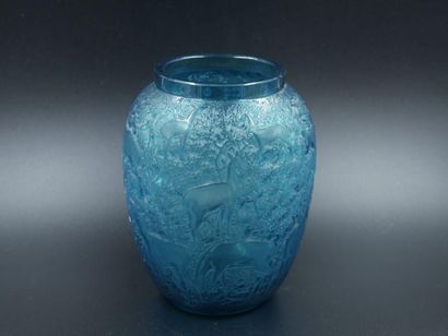 null LALIQUE France, Vase de forme oblongue en cristal opacifié bleu canard à décor...
