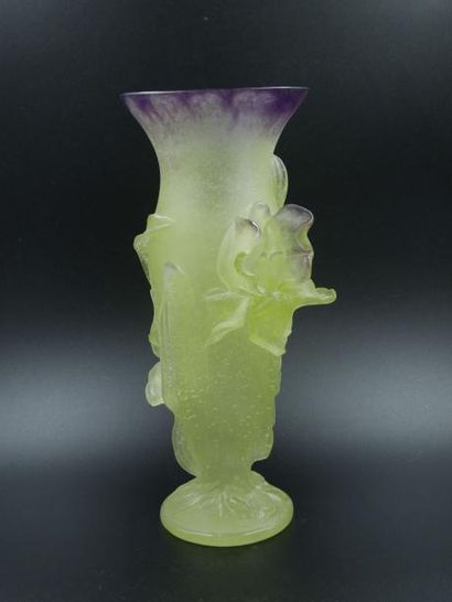 null DAUM France, Vase cornet en cristal opacifié vert à décor d'iris violets marbrés,...