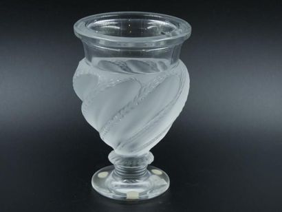 null LALIQUE France, Vase en cristal et cristal opacifié à décor de godrons torses...