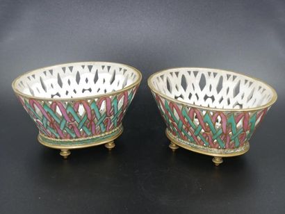 null Paire de coupelles ovales en porcelaine de Sèvres ajourée à décors polychromes...