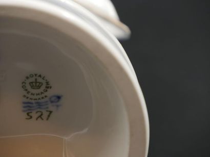 null ROYAL COPENHAGUE - Groupe en porcelaine polychrome représentant une bergère...
