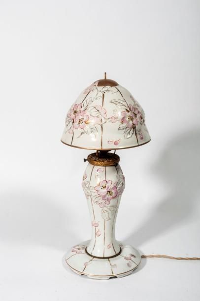 null France - lampe dire "champignon" en porcelaine décorée en léger relief de fleurs...